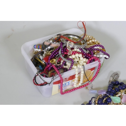 607 - A quantity of costume jewellery