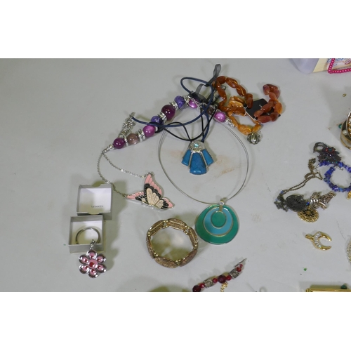 607 - A quantity of costume jewellery