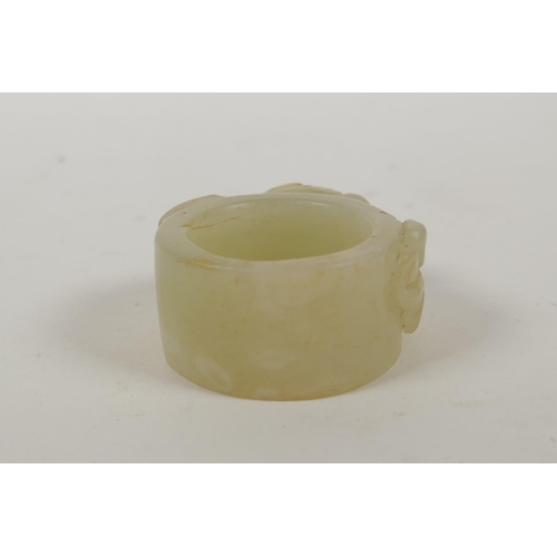 621 - A Chinese hardstone thumb ring with carved dragon decoration