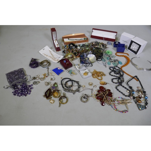 624 - A quantity of costume jewellery, silver rings, jade pendant necklace, uncut amethysts gem stones, Sw... 