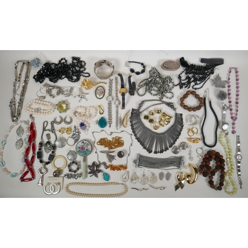 628 - A quantity of good quality costume jewellery to include necklaces, earrings, brooches and other bijo... 