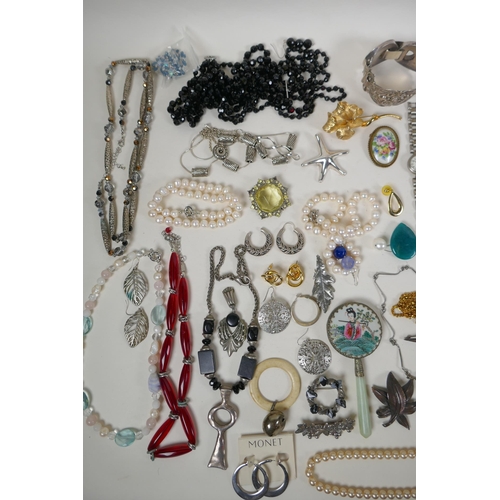 628 - A quantity of good quality costume jewellery to include necklaces, earrings, brooches and other bijo... 