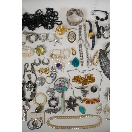 628 - A quantity of good quality costume jewellery to include necklaces, earrings, brooches and other bijo... 