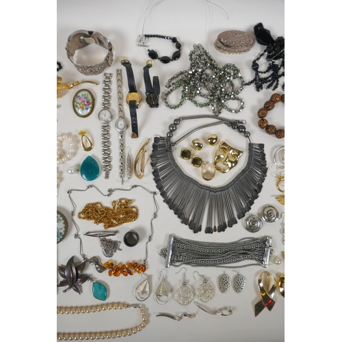 628 - A quantity of good quality costume jewellery to include necklaces, earrings, brooches and other bijo... 