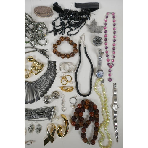 628 - A quantity of good quality costume jewellery to include necklaces, earrings, brooches and other bijo... 