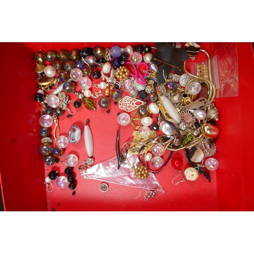 628 - A quantity of good quality costume jewellery to include necklaces, earrings, brooches and other bijo... 