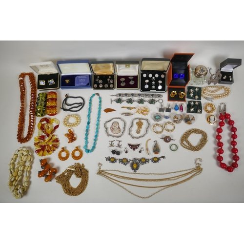 668 - A collection of good quality vintage costume jewellery including brooches, necklaces, earrings, cuff... 