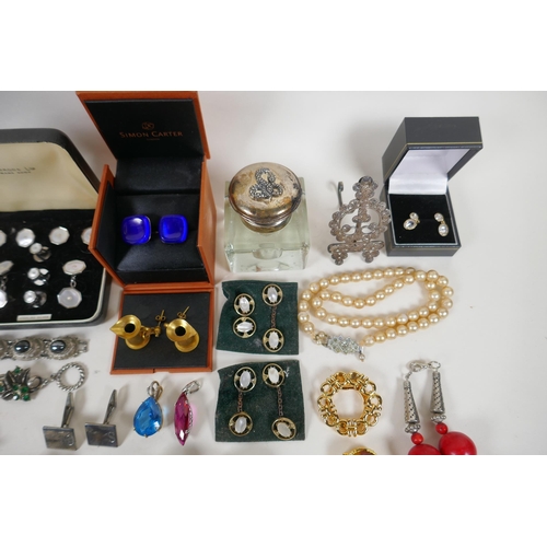 668 - A collection of good quality vintage costume jewellery including brooches, necklaces, earrings, cuff... 