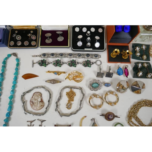 668 - A collection of good quality vintage costume jewellery including brooches, necklaces, earrings, cuff... 