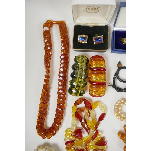 668 - A collection of good quality vintage costume jewellery including brooches, necklaces, earrings, cuff... 