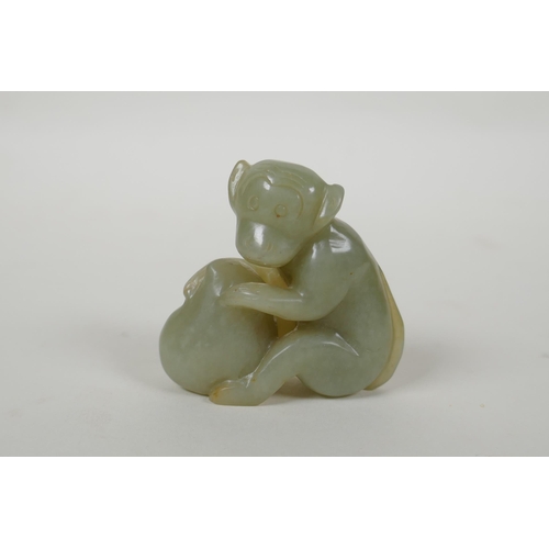 80 - A Chinese carved nephrite jade monkey with a peach, 5cm high