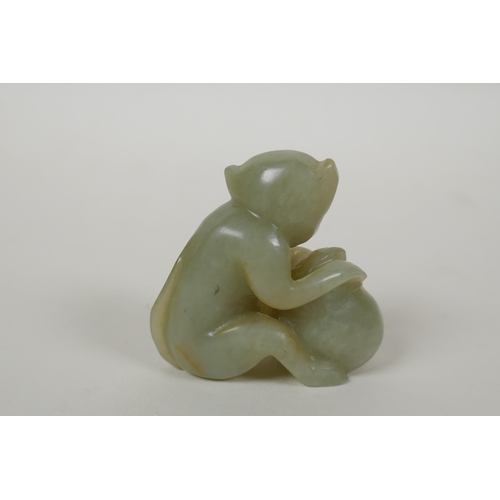 80 - A Chinese carved nephrite jade monkey with a peach, 5cm high