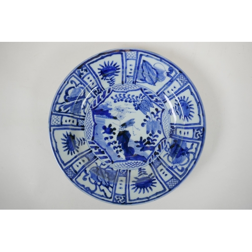 88 - A Chinese Kraak porcelain cabinet dish decorated with insects and flowers, 25cm diameter