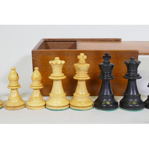 318 - A set of weighted and ebonised carved boxwood chess pieces, king  6cm high