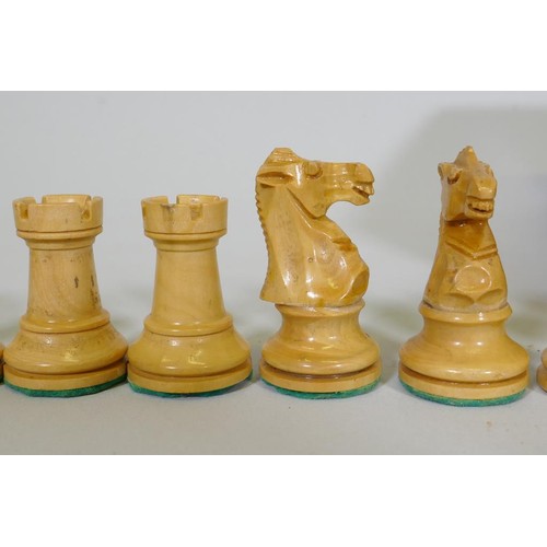 318 - A set of weighted and ebonised carved boxwood chess pieces, king  6cm high