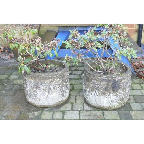 1167 - A pair of vintage concrete/reconstituted stone garden planters, 45cm diameter, 36cm high