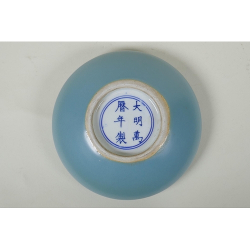 121 - A Chinese celadon glazed porcelain dish with rolled rim, Wanli 6 character mark to base, 17cm diamet... 