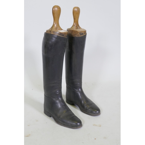 13 - A pair of vintage black leather riding boots, with beech trees, 26cm long