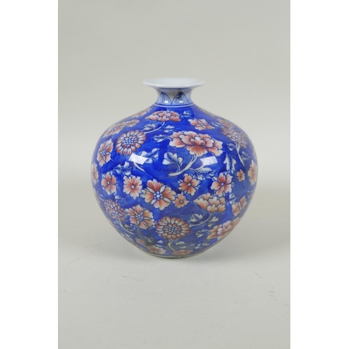 137 - A Chinese blue and white porcelain pomegranate shaped vase, with allover floral decoration and red h... 