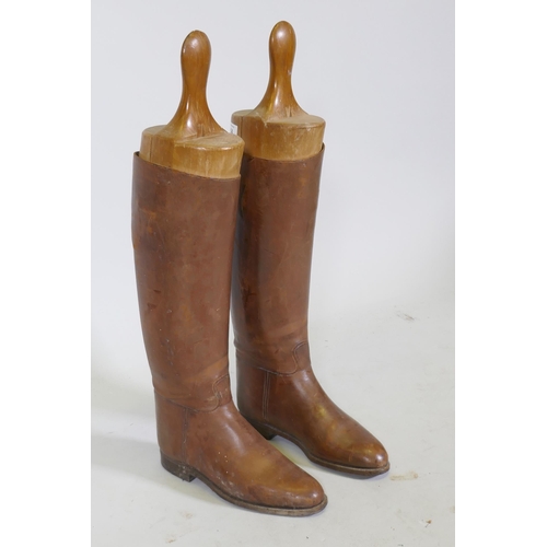 14 - A pair of vintage brown leather riding boots, with beechwood trees, 28cm long