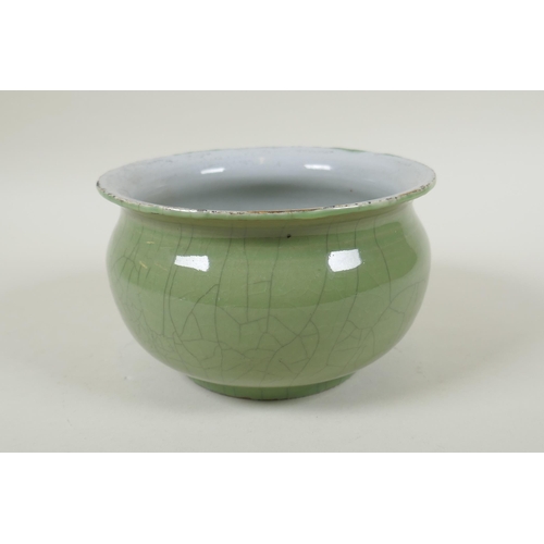 184 - A Chinese celadon crackle glazed porcelain bowl, 17cm diameter