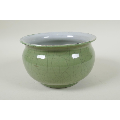 184 - A Chinese celadon crackle glazed porcelain bowl, 17cm diameter