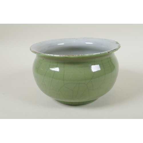 184 - A Chinese celadon crackle glazed porcelain bowl, 17cm diameter