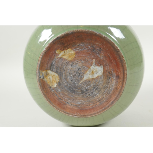 184 - A Chinese celadon crackle glazed porcelain bowl, 17cm diameter