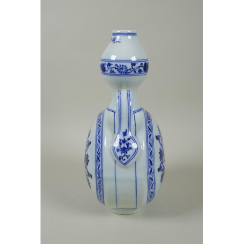 206 - A Chinese blue and white porcelain garlic head shaped flask with two handles and yin yang decoration... 