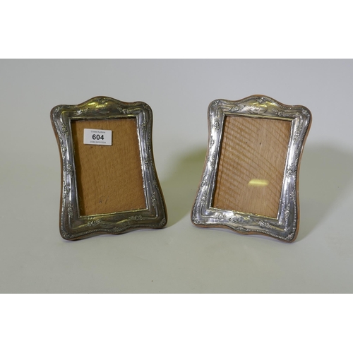 604 - A pair of antique hallmarked silver photo frames, aperture 13 x 9cm