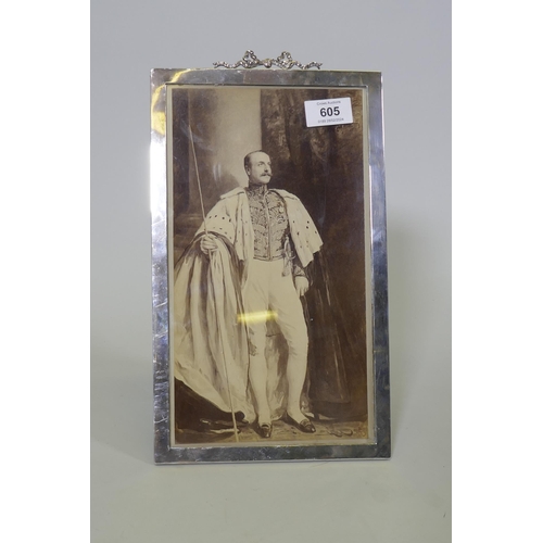 605 - An Edwardian hallmarked silver photograph frame, Birmingham 1907, E. Mander & Son, aperture 16.5... 