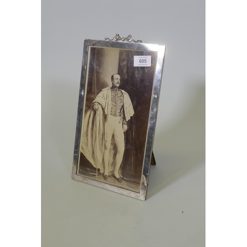 605 - An Edwardian hallmarked silver photograph frame, Birmingham 1907, E. Mander & Son, aperture 16.5... 