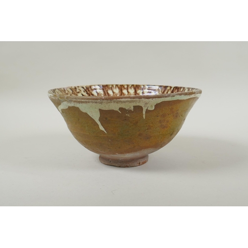 91 - An Islamic earthenware bowl with sponged decoration, 21cm diameter