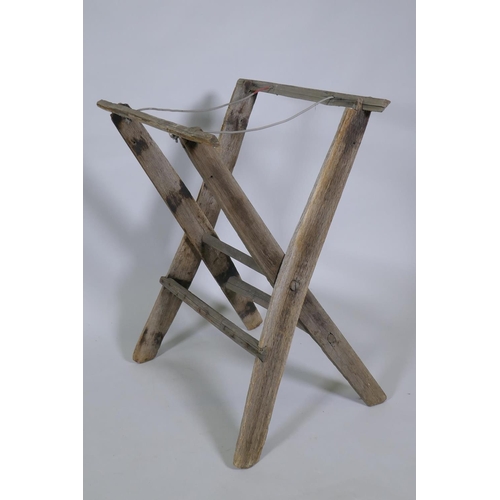 1083 - A rustic weathered wood baggage stand, 70cm high