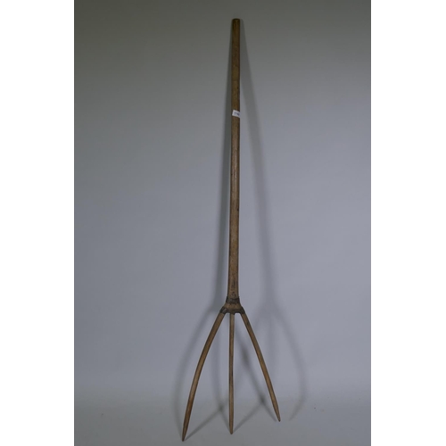 1142 - An antique pitchfork, 163cm long