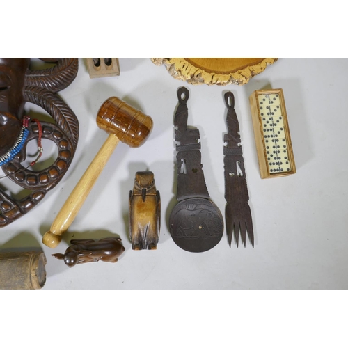 126 - A quantity of treen items, including furniture mounts, hammers, clothes brushes, turned wood bowls, ... 