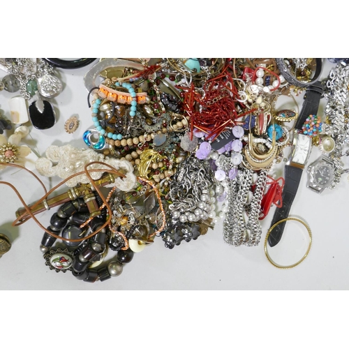 665 - A quantity of costume jewellery, 11kg