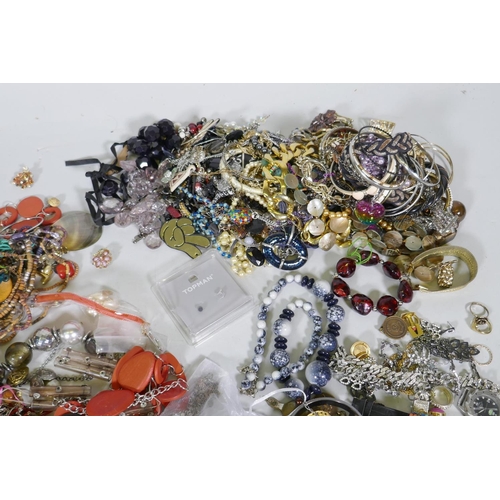 665 - A quantity of costume jewellery, 11kg