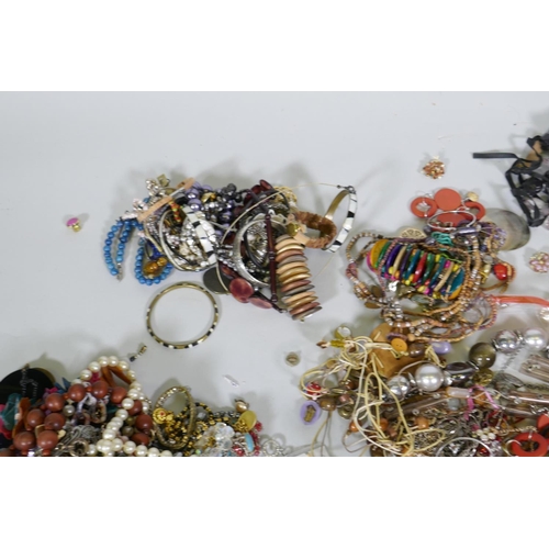 665 - A quantity of costume jewellery, 11kg