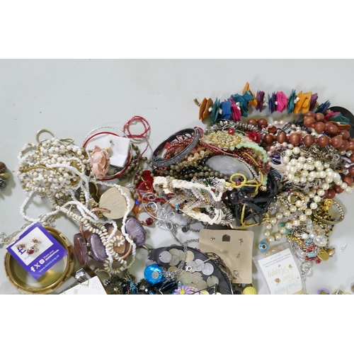 665 - A quantity of costume jewellery, 11kg