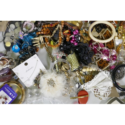 665 - A quantity of costume jewellery, 11kg