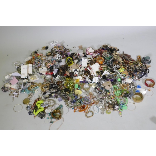 679 - A quantity of costume jewellery, 22kg