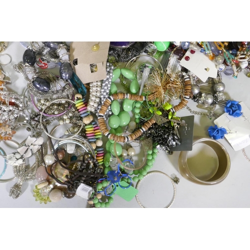 679 - A quantity of costume jewellery, 22kg