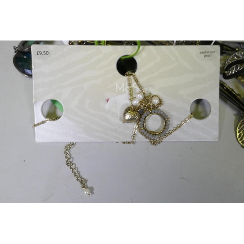 679 - A quantity of costume jewellery, 22kg