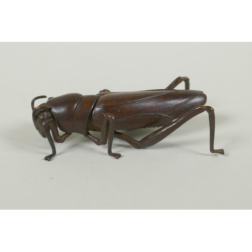 86 - A Japanese style bronze okimono grasshopper, with articulated limbs, 8cm long