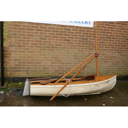 1089 - A vintage sailing dinghy, 233 x 107cm beam