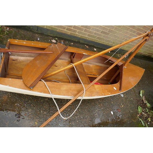 1089 - A vintage sailing dinghy, 233 x 107cm beam