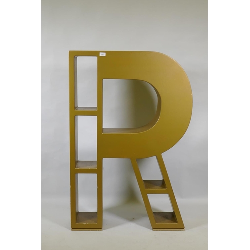 1043 - A bespoke painted wood bookcase in the shape of the letter R, 83 x 24cm, 120cm high