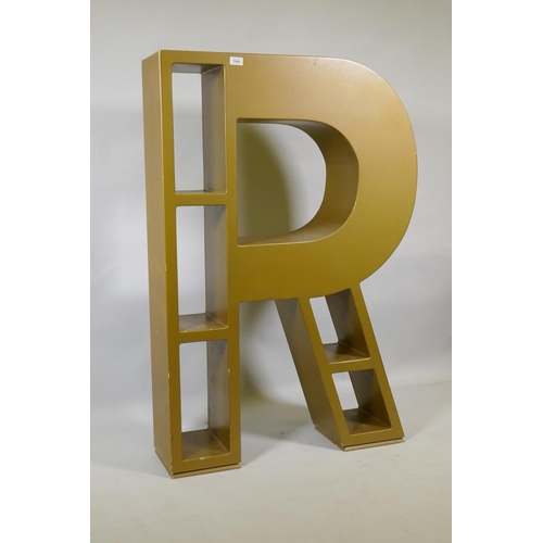 1043 - A bespoke painted wood bookcase in the shape of the letter R, 83 x 24cm, 120cm high