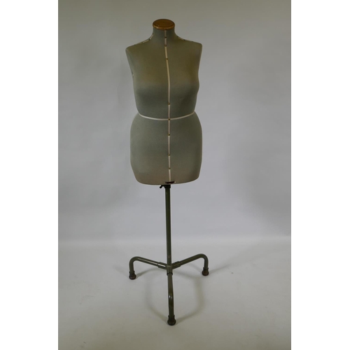 1062 - A vintage Singer dressmaker's mannequin, 140cm high